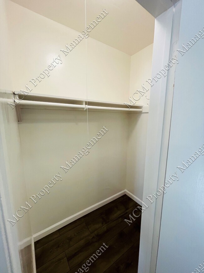 Vestidor de la unidad 5 - 19419 Victory Blvd