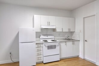 Building Photo - 539 Rue Prince Arthur O