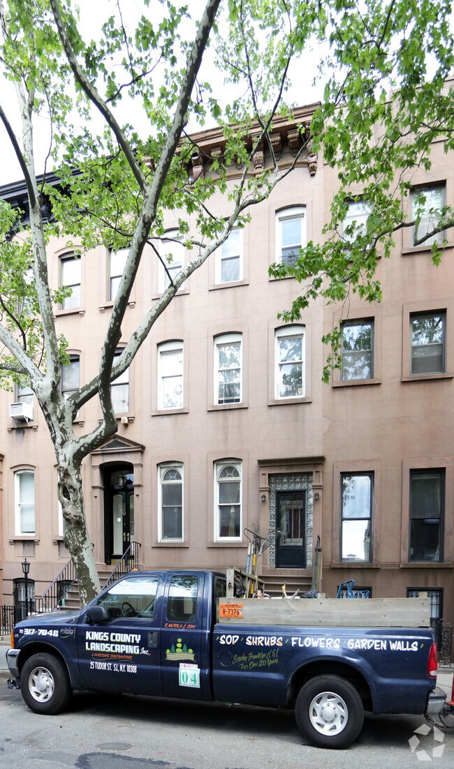 Foto del edificio - 431 Clinton St