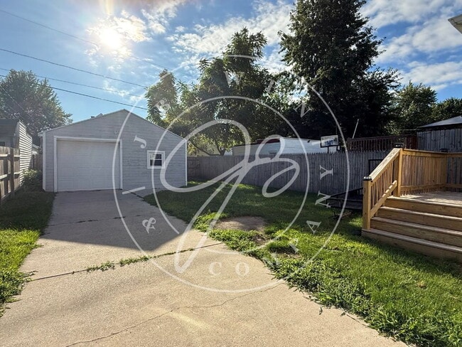 Building Photo - South Toledo  3-Bed Retreat with Spacious ...