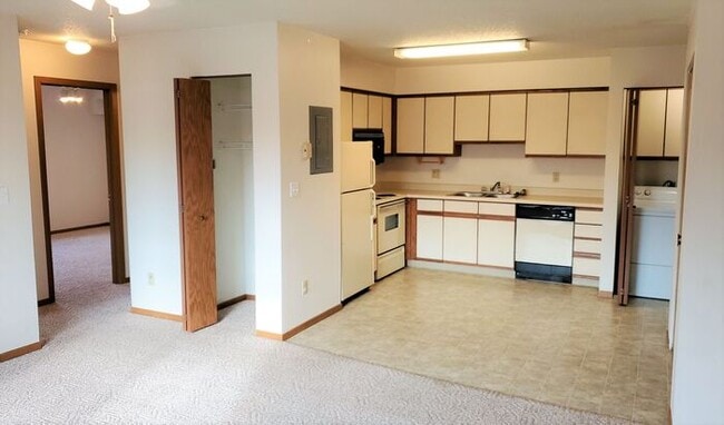 Building Photo - $910 | 2 Bedroom, 1 Bathroom 3rd Floor Con...