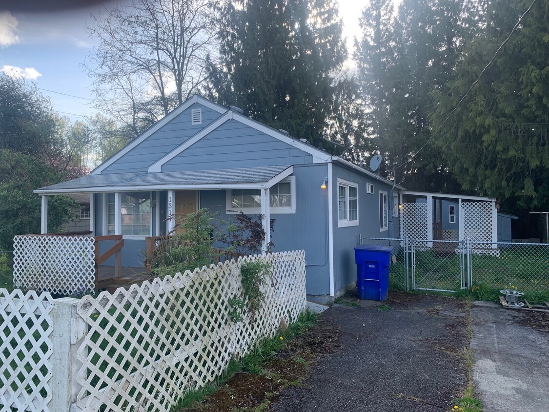 1311 S 3rd Ave, Kelso, WA 98626 House for Rent in Kelso, WA