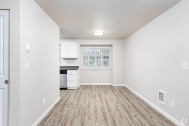 3BD, 2BA - 1,136SF - Harbor Village