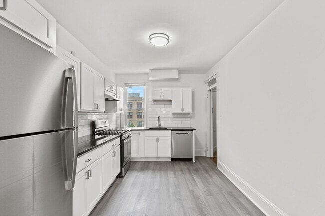 Building Photo - Spacious 1 Bedroom Apartment with Den - In Unit Laundry!