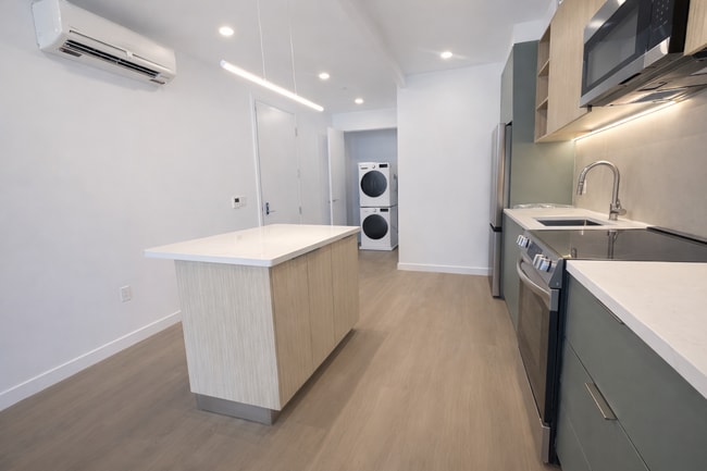 Building Photo - 72 Lott St