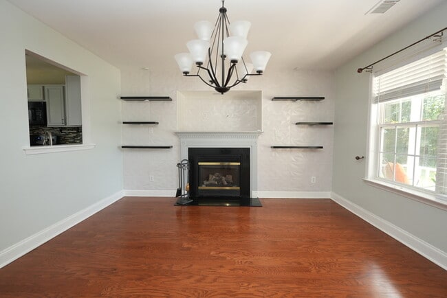 Building Photo - Spacious 3-bedroom, 2-bath home with a pri...