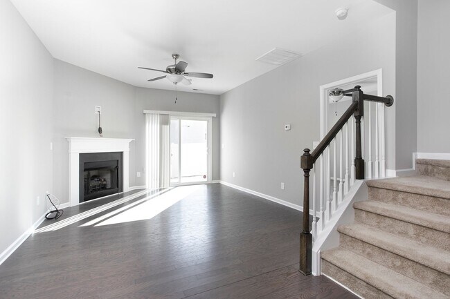 Foto del edificio - Available mid-July - Adorable 3 Bed 2.5 Ba In Great Location! First Floor Master!