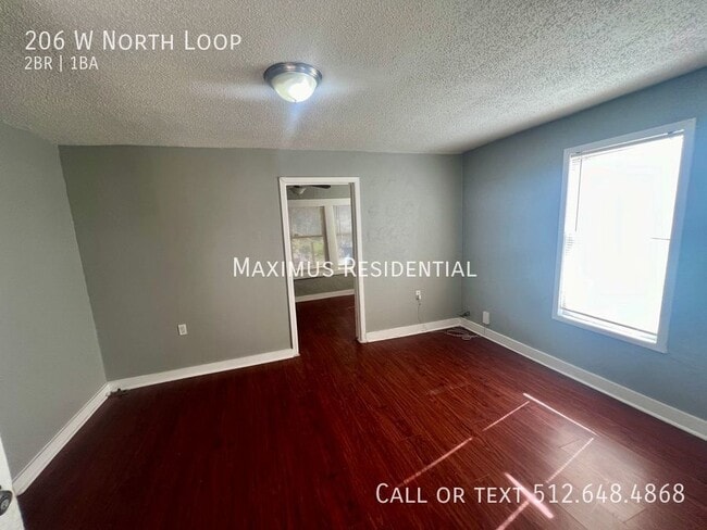 Foto del edificio - 206 W N Loop Blvd