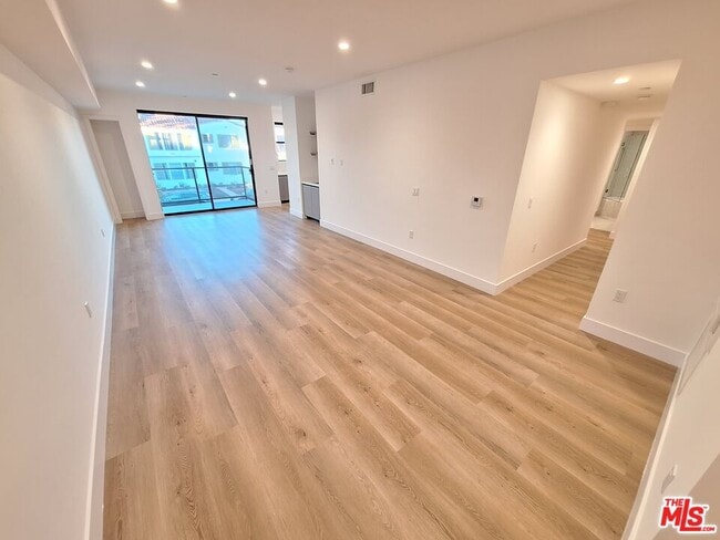 Foto del edificio - 8326 Blackburn Ave