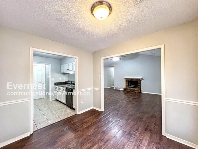 Building Photo - 3525 Dorchester Dr