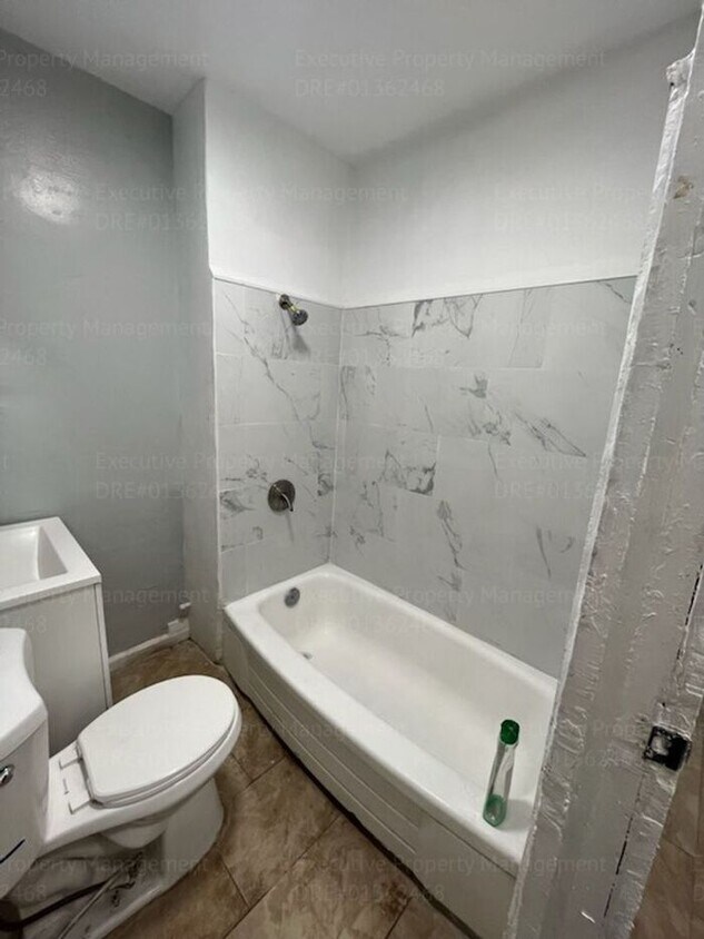 Building Photo - 2 bedroom 1 bathroom house