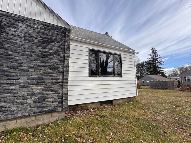 Building Photo - 814 Brattleboro Rd