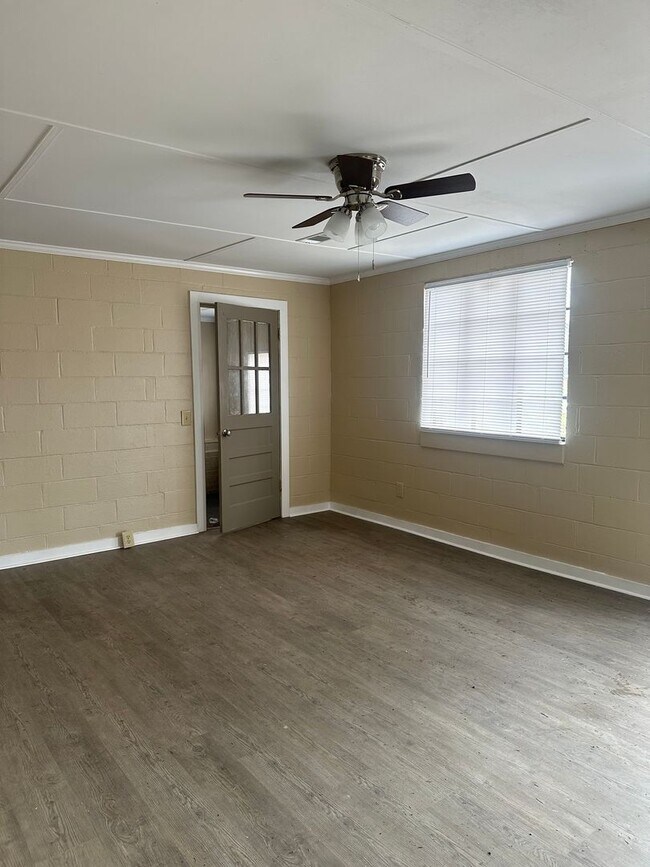 Foto del edificio - 3 BEDROOM/1 BATH HOUSE