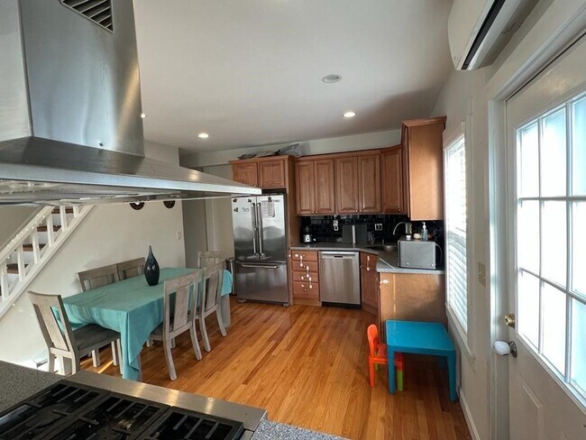 Building Photo - 358 Hunnewell St