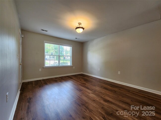 Building Photo - 1247 Forest Park Dr