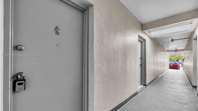 Foto del edificio - 1825 W 56th St