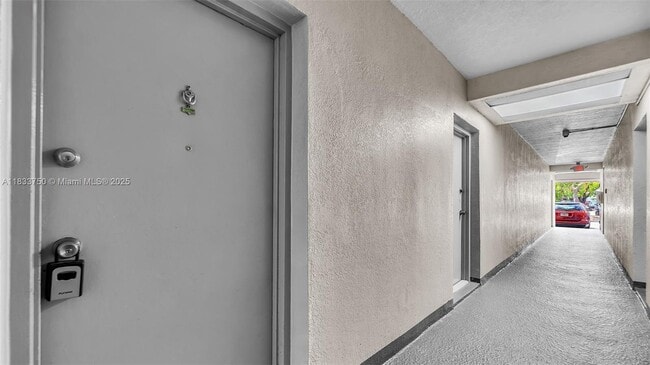 Building Photo - 1825 W 56th St