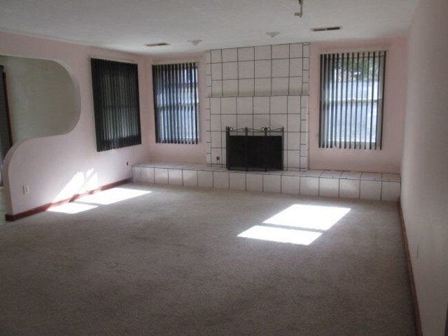 Building Photo - 4200 Cibola Village Dr NE