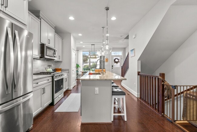 Building Photo - Beautiful Townhome with Rooftop terrace
