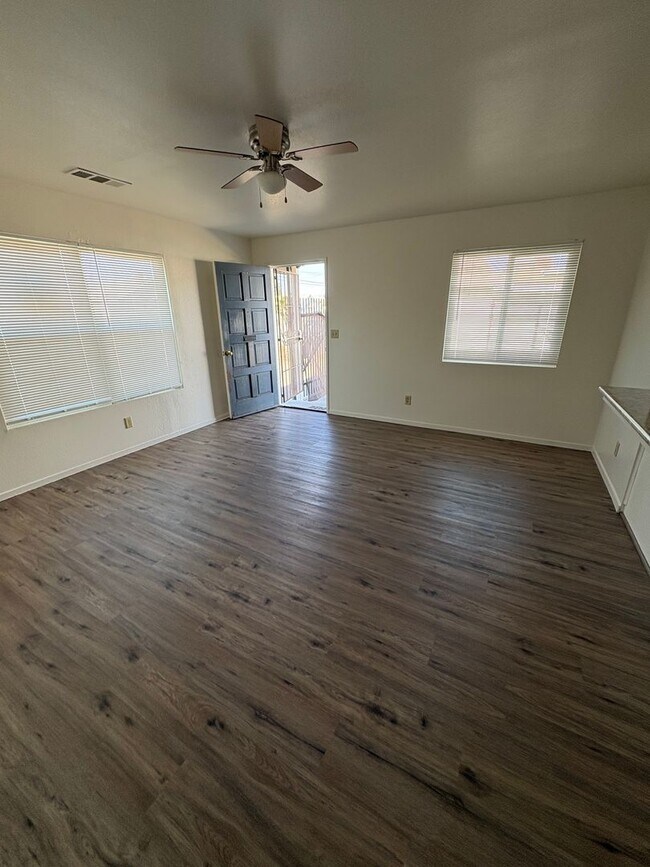 Foto del edificio - 700-710 E Tulare Ave