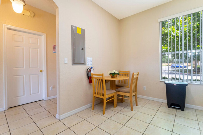 Building Photo - Townhouse with Thematic Rooms & Lake View