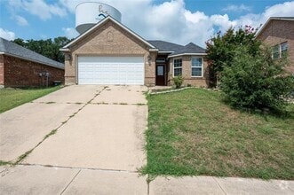 Building Photo - 912 Hidden Oaks Dr