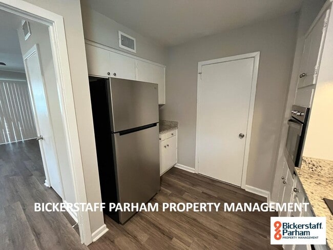 Building Photo - Live at the Center of Modern Conveniences ...