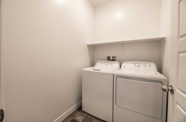 Building Photo - STUNNING 3 BEDROOM TOWNHOUSE!