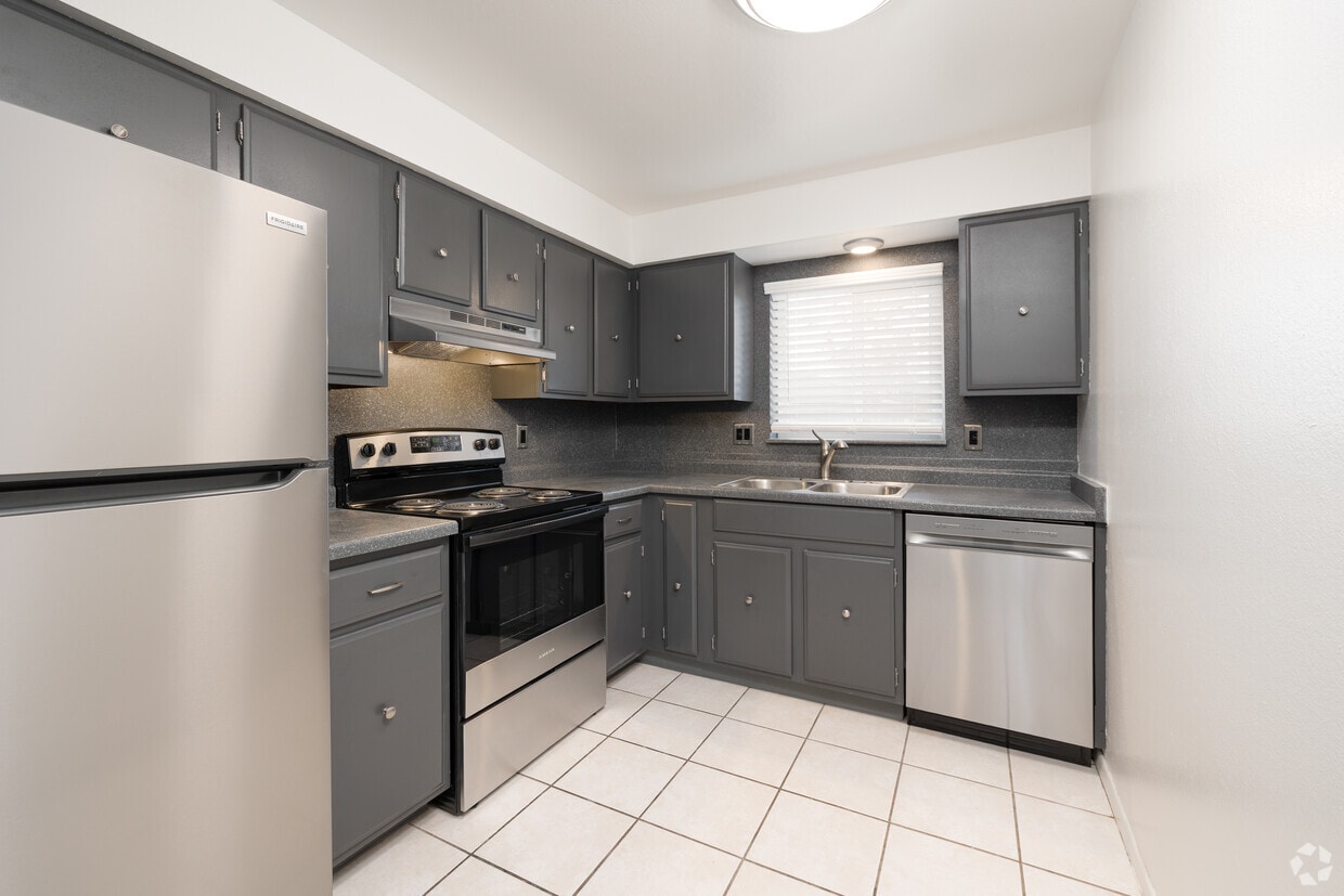 Primary Photo - Briarwood Apartments