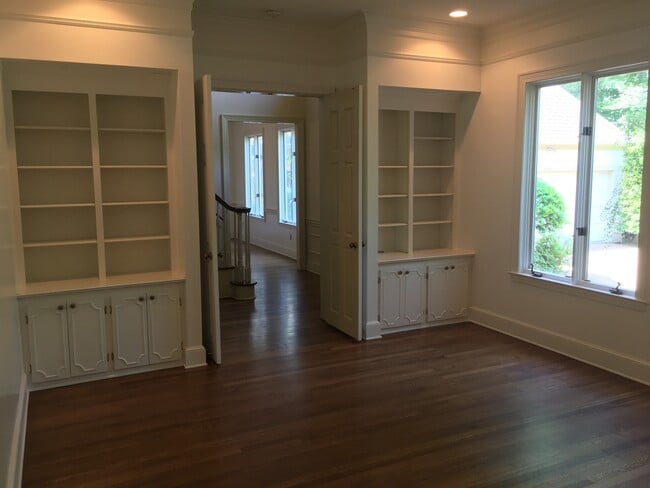 Building Photo - 4BR/3.5ba, 4000 sq ft, located in River Oa...