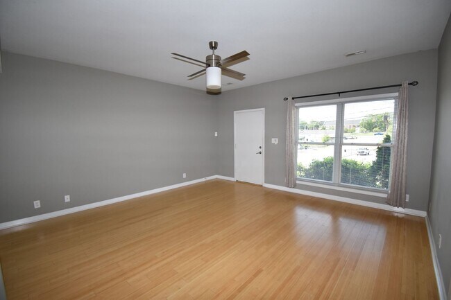 Foto del edificio - Large 2 Bedroom Condo For Rent Near Historic Downtown Clarksville!