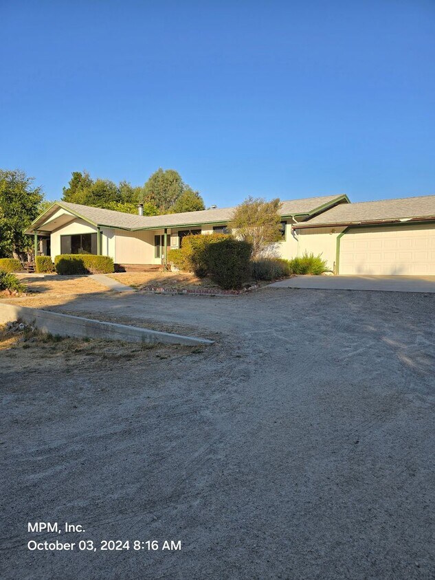 Primary Photo - Large 4 bedroom in Atascadero