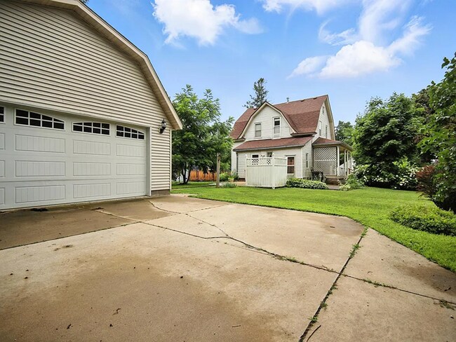 Enorme garaje para dos coches - 203 E McKinley St
