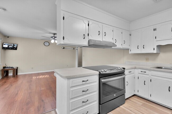 Building Photo - 7710 Charter Oaks Dr