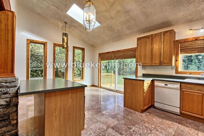 Foto del edificio - 4 Bed, 3 Bath,  2 Kitchens, 2350 sq ft Fab...