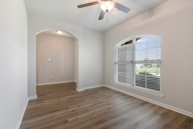 Building Photo - 700 Lakeshore Village Dr