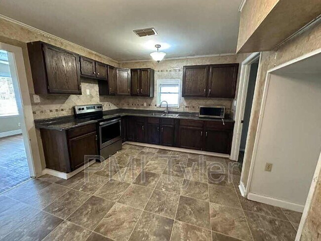 Foto del edificio - 427 Turkey Creek Dr