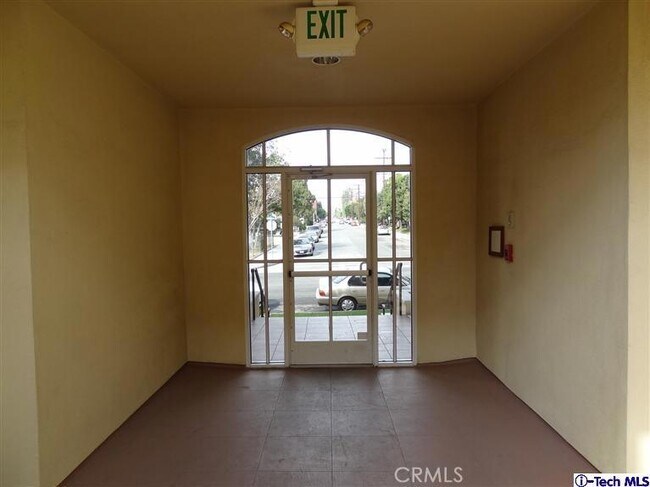 Foto del edificio - 300 E Providencia Ave