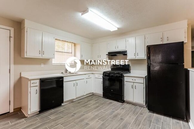 Building Photo - 3 Bedroom Pet-Friendly Home in Douglasville, GA with Main Street Renewal