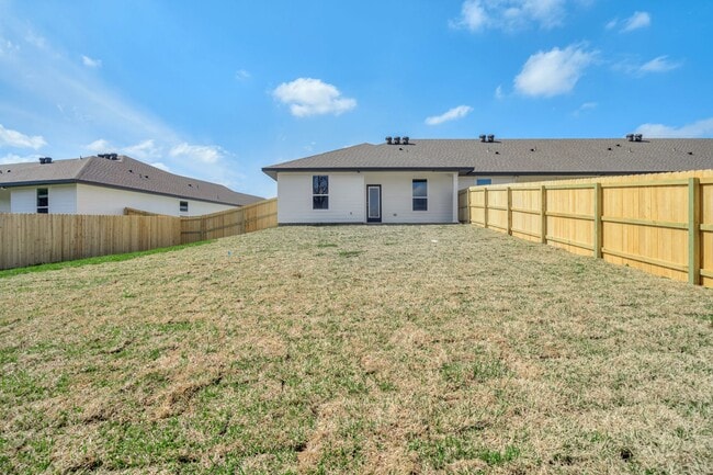 Building Photo - Impeccably Maintained Townhome in Vintage ...