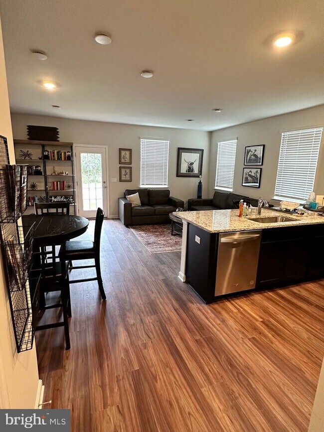 Foto del edificio - 167 College Dr