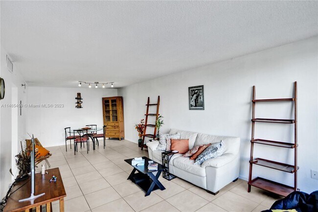 Foto del edificio - 17890 W Dixie Hwy