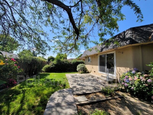 Building Photo - 977 Briarcrest Way