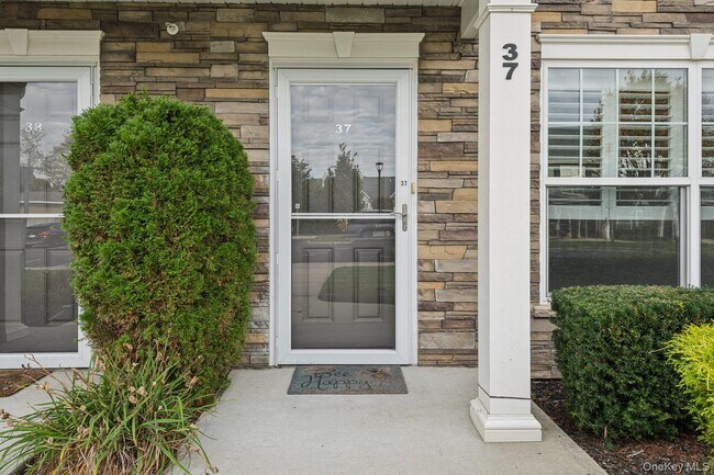 Foto del edificio - 37 Weatherby Ln