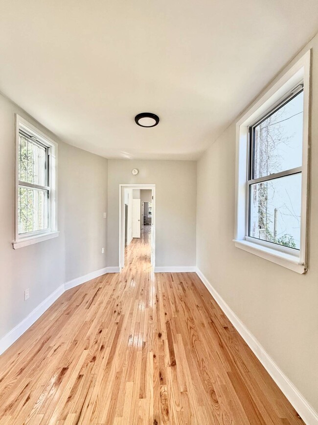 Foto del edificio - 1072 Putnam Ave