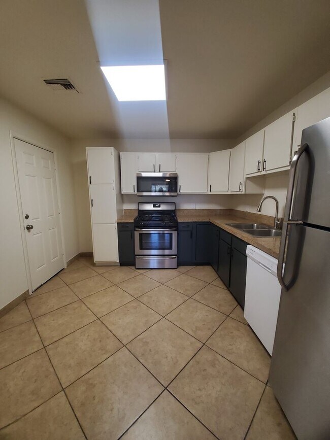 Building Photo - 4 bedroom, 1.5 bath - North Phoenix - Big ...