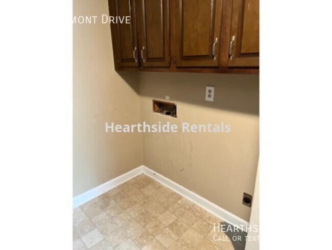 Foto del edificio - **2 Bedroom 1.5 Bath Townhouse Centrally L...