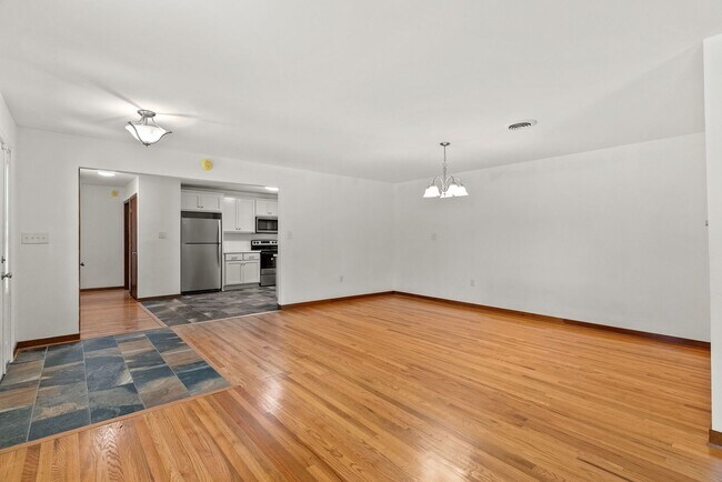 Foto del edificio - Large 4-Bed Brick Rancher with 2-Car Attac...