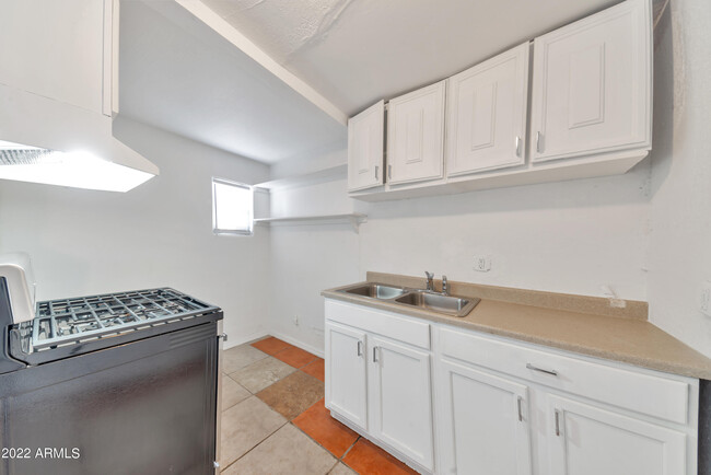 Building Photo - 909 S 35th Ave
