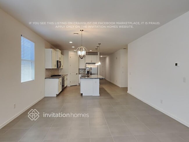 Building Photo - 17705 W Pinnacle Vista Dr